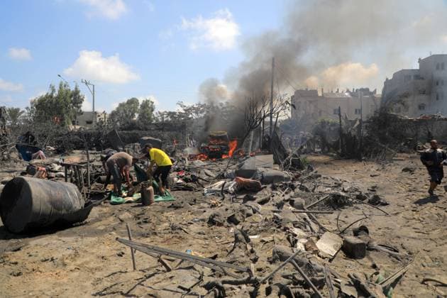 Bilder des Jahres 2024, News 07 Juli News Themen der Woche KW28 News Bilder des Tages (240713) -- GAZA, July 13, 2024 -- This photo taken on July 13, 2024 shows destroyed buildings and vehicles following an Israeli airstrike in the Mawasi area of the southern Gaza Strip city of Khan Younis. At least 71 Palestinians were killed and 289 others injured on Saturday by an Israeli airstrike that attacked tents of displaced people in the Mawasi area of the Khan Younis city in the south of Gaza, the Gaza health authorities said. (Photo by Xinhua) (FOCUS) MIDEAST-GAZA-KHAN YOUNIS-ISRAELI AIRSTRIKE RizekxAbdeljawad 