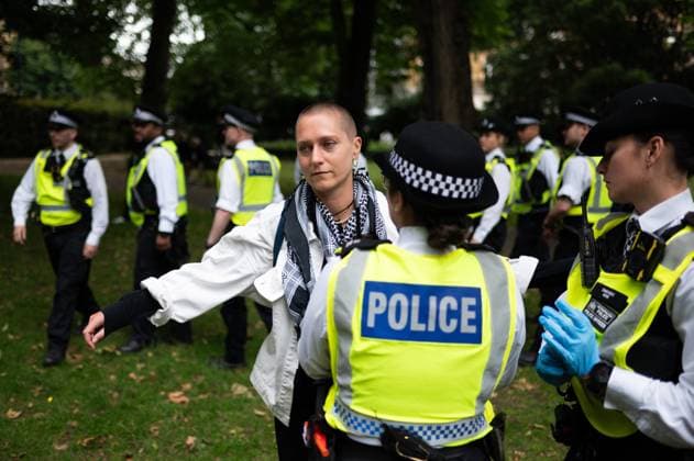 Bilder des Jahres 2024, News 07 Juli News Themen der Woche KW28 News Bilder des Tages Youth Demand Demonstration in London, UK - 13 Jul 2024 A Youth Demand activist being searched by Police during the rally. Youth Demand is asking that the UK government commit to a two-way arms embargo on Israel, and stop all new oil and gas licenses. London United Kingdom Copyright: xDavidxTramontanx xSOPAxImagesx DTRAMONTAN _4583