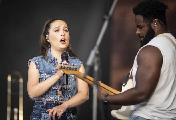 Performance by Alice Merton in Dortmund FOR EDITORIAL PURPOSES ONLY EDITORIAL USE ONLY p Performance by pop musician Alice Merton on Saturday, July 13, 2024 as part of the EURO 2024 Festival at Westfalenpark in Dortmund The concert also includes the performance of the Fantastischen Vier often abbreviated Fanta 4 , a German hip hop group f Copyright: STEFANxAREND doc7wa85s4dc6c1b1vrimtk ,EDITORIAL USE ONLY Copyright: STEFANxAREND