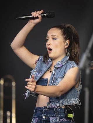 Performance by Alice Merton in Dortmund FOR EDITORIAL PURPOSES ONLY EDITORIAL USE ONLY p Performance by pop musician Alice Merton on Saturday, July 13, 2024 as part of the EURO 2024 Festival at Westfalenpark in Dortmund The concert also includes the performance of the Fantastischen Vier often abbreviated Fanta 4 , a German hip hop group f Copyright: STEFANxAREND doc7wa86lz2ihixntkxm7f ,EDITORIAL USE ONLY Copyright: STEFANxAREND