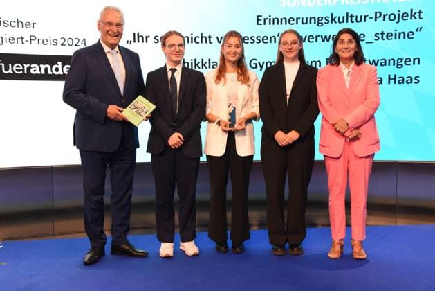Special Prize of the Minister of the Interior Joachim Herrmann Prizewinner Remembrance Culture Project Ethics Classes High School Feuchtwangen With prizewinners Dr Barbara Haas Project Manager Right Munich 13 07 2024 BMW World Double Cone Bavarian Commitment Prize 2024 Award Ceremony An evening for the invaluable work of our volunteers in Bavaria Munich