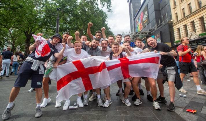 News Bilder des Tages July 14, 2024, London, England, United Kingdom: Fans of England are seen in Leicester Square ahead of UEFA Euro 2024 final match against Spain. London United Kingdom - ZUMAs262 20240714_zip_s262_072 Copyright: xTayfunxSalcix