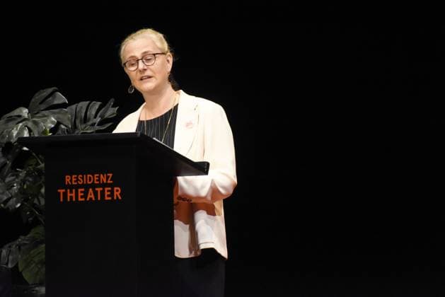 Marissa Biebl Chairwoman Friends of the Residenztheater Muenchen 14 07 2024 Residenztheater The award ceremony Muenchen 14 07 2024 Residenztheater The Kurt Meisel Prize will be awarded to Moritz Treuenfels and the two sponsorship prizes to Isabell Antonia Hoeckel and Vassilissa Reznikoff at a matinee Muenchen