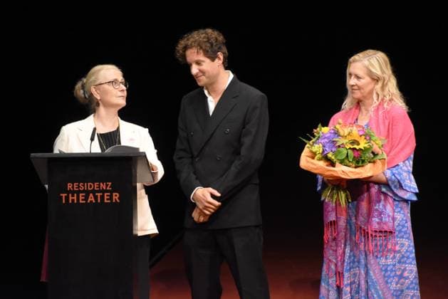Marissa Biebl Chairwoman Friends of the Residenztheater Moritz Treuenfels Actor Kurt Meisel Prizewinner Birgitt Bauhausen Deputy Chairwoman Friends of the Residenztheater Munich 14 07 2024 Residenztheater The presentation of the Kurt Meisel Prize to Moritz Treuenfels and the two sponsorship prizes to Isabell Antonia Hoeckel and Vassilissa Reznikoff will tak