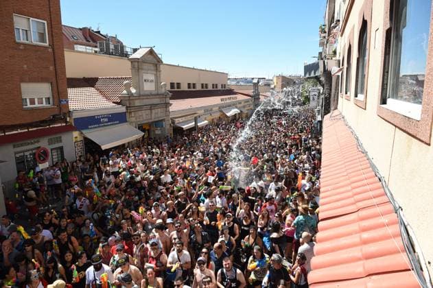 News Themen der Woche KW28 News Bilder des Tages Battleship Vallecas - Madrid Thousands of people during the Batalla Naval de Vallecas, July 14, 2024, in Madrid (Spain). This celebration, which is part of the Fiestas del Carmen 2024, is a water war that emerged in 1981 and has been held every year since then. Photo by Gustavo Valiente Europa Press ABACAPRESS.COM Madrid Spain  Copyright: xEuropaxPress ABACAx