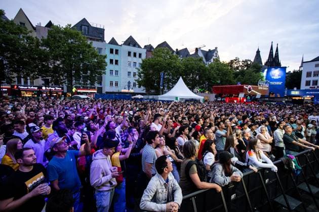 Public Viewing in Cologne Fan Zone at Heumarkt Cologne 14 07 2024 Spectators at the match in Fan Zone at Heumarkt Public Viewing in Cologne Fan Zone at Heumarkt Cologne 14 07 2024 Cologne Heumarkt NRW Germany Copyright: xBEAUTIFULxSPORTS Buriakovx