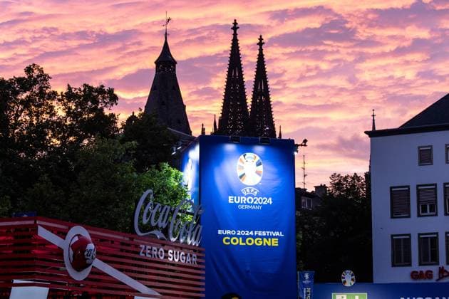 Public Viewing in Cologne Fan Zone at Heumarkt Cologne 14 07 2024 View of Cologne Cathedral, sunset, UEFA EURO 2024 logo on the sign next to the entrance Public Viewing in Cologne Fan Zone at Heumarkt Cologne 14 07 2024 Cologne Heumarkt NRW Germany Copyright: xBEAUTIFULxSPORTS Buriakovx