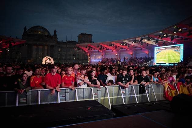 Berlin, EURO 2024 Fan Zone in Berlin Spectators at the public viewing in the Fan Zone on the lawn in front of the Bundestag on 14 07 2024 in Berlin Berlin Berlin Germany