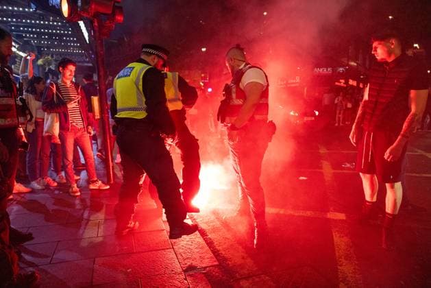 Disappointed England fans let off flares near Leicester Square after England lost to Spain in the 2024 Euro tournament final Where: London, United Kingdom When: 14 Jul 2024 Credit: Yat Him Wong Cover Images EDITORIAL USE ONLY. NOT FOR USE BY NEWSPAPERS BASED IN THE UK. Copyright: xYATxHIMxWONGx coverimg53950715