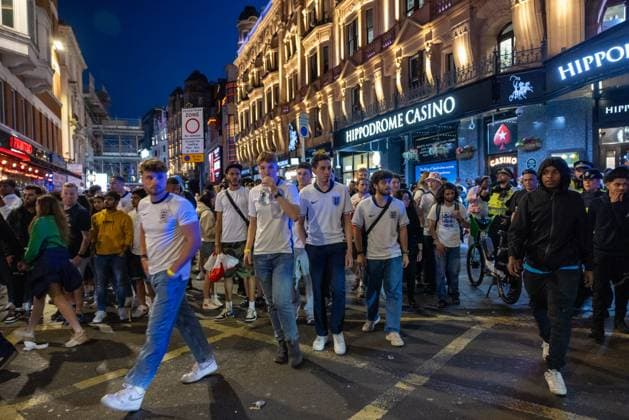 Disappointed England fans let off flares near Leicester Square after England lost to Spain in the 2024 Euro tournament final Where: London, United Kingdom When: 14 Jul 2024 Credit: Yat Him Wong Cover Images EDITORIAL USE ONLY. NOT FOR USE BY NEWSPAPERS BASED IN THE UK. Copyright: xYATxHIMxWONGx coverimg53950707