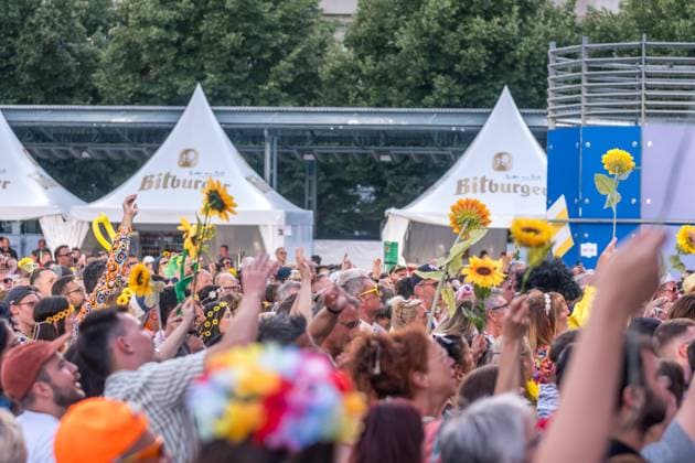 Spanien ist der neue Europameister! Mit einem packenden 2:1-Sieg im Finale der UEFA Euro 2024 setzte sich die spanische Nationalmannschaft gegen ihre Kontrahenten durch und sicherte sich den begehrten Titel. Rund 10.000 begeisterte Fans verfolgten das spannende Endspiel beim Public Viewing auf dem Augustusplatz in Leipzig. Vor dem Anpfiff sorgte Schlagerstar Dieter Thomas Kuhn mit einem mitreißenden Auftritt für beste Stimmung unter den Zuschauern. Das Event verlief friedlich und in ausgelassener Atmosphäre. Nach dem Schlusspfiff brachen die spanischen Fans in frenetischen Jubel aus und feierten ihre Mannschaft bis in die späten Stunden. Die Fanzone am Augustusplatz verwandelte sich in ein Meer aus Rot und Gelb, während die Anhänger