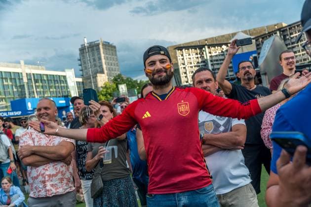 Spanien ist der neue Europameister! Mit einem packenden 2:1-Sieg im Finale der UEFA Euro 2024 setzte sich die spanische Nationalmannschaft gegen ihre Kontrahenten durch und sicherte sich den begehrten Titel. Rund 10.000 begeisterte Fans verfolgten das spannende Endspiel beim Public Viewing auf dem Augustusplatz in Leipzig. Vor dem Anpfiff sorgte Schlagerstar Dieter Thomas Kuhn mit einem mitreißenden Auftritt für beste Stimmung unter den Zuschauern. Das Event verlief friedlich und in ausgelassener Atmosphäre. Nach dem Schlusspfiff brachen die spanischen Fans in frenetischen Jubel aus und feierten ihre Mannschaft bis in die späten Stunden. Die Fanzone am Augustusplatz verwandelte sich in ein Meer aus Rot und Gelb, während die Anhänger