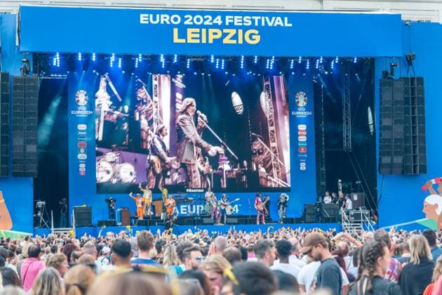 Spanien ist der neue Europameister! Mit einem packenden 2:1-Sieg im Finale der UEFA Euro 2024 setzte sich die spanische Nationalmannschaft gegen ihre Kontrahenten durch und sicherte sich den begehrten Titel. Rund 10.000 begeisterte Fans verfolgten das spannende Endspiel beim Public Viewing auf dem Augustusplatz in Leipzig. Vor dem Anpfiff sorgte Schlagerstar Dieter Thomas Kuhn mit einem mitreißenden Auftritt für beste Stimmung unter den Zuschauern. Das Event verlief friedlich und in ausgelassener Atmosphäre. Nach dem Schlusspfiff brachen die spanischen Fans in frenetischen Jubel aus und feierten ihre Mannschaft bis in die späten Stunden. Die Fanzone am Augustusplatz verwandelte sich in ein Meer aus Rot und Gelb, während die Anhänger