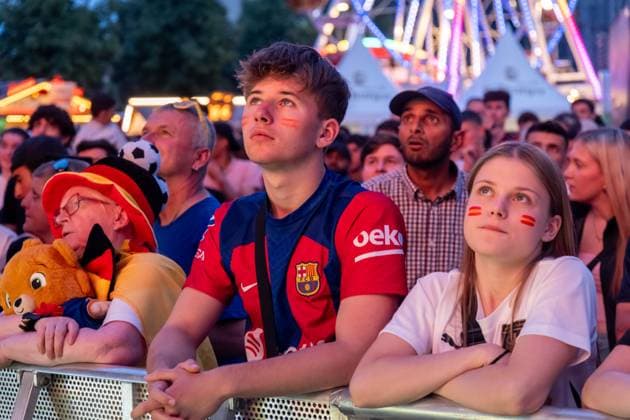Spanien ist der neue Europameister! Mit einem packenden 2:1-Sieg im Finale der UEFA Euro 2024 setzte sich die spanische Nationalmannschaft gegen ihre Kontrahenten durch und sicherte sich den begehrten Titel. Rund 10.000 begeisterte Fans verfolgten das spannende Endspiel beim Public Viewing auf dem Augustusplatz in Leipzig. Vor dem Anpfiff sorgte Schlagerstar Dieter Thomas Kuhn mit einem mitreißenden Auftritt für beste Stimmung unter den Zuschauern. Das Event verlief friedlich und in ausgelassener Atmosphäre. Nach dem Schlusspfiff brachen die spanischen Fans in frenetischen Jubel aus und feierten ihre Mannschaft bis in die späten Stunden. Die Fanzone am Augustusplatz verwandelte sich in ein Meer aus Rot und Gelb, während die Anhänger