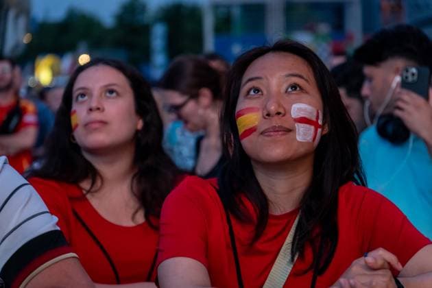 Spanien ist der neue Europameister! Mit einem packenden 2:1-Sieg im Finale der UEFA Euro 2024 setzte sich die spanische Nationalmannschaft gegen ihre Kontrahenten durch und sicherte sich den begehrten Titel. Rund 10.000 begeisterte Fans verfolgten das spannende Endspiel beim Public Viewing auf dem Augustusplatz in Leipzig. Vor dem Anpfiff sorgte Schlagerstar Dieter Thomas Kuhn mit einem mitreißenden Auftritt für beste Stimmung unter den Zuschauern. Das Event verlief friedlich und in ausgelassener Atmosphäre. Nach dem Schlusspfiff brachen die spanischen Fans in frenetischen Jubel aus und feierten ihre Mannschaft bis in die späten Stunden. Die Fanzone am Augustusplatz verwandelte sich in ein Meer aus Rot und Gelb, während die Anhänger