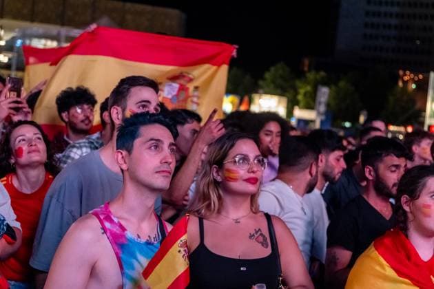 Spanien ist der neue Europameister! Mit einem packenden 2:1-Sieg im Finale der UEFA Euro 2024 setzte sich die spanische Nationalmannschaft gegen ihre Kontrahenten durch und sicherte sich den begehrten Titel. Rund 10.000 begeisterte Fans verfolgten das spannende Endspiel beim Public Viewing auf dem Augustusplatz in Leipzig. Vor dem Anpfiff sorgte Schlagerstar Dieter Thomas Kuhn mit einem mitreißenden Auftritt für beste Stimmung unter den Zuschauern. Das Event verlief friedlich und in ausgelassener Atmosphäre. Nach dem Schlusspfiff brachen die spanischen Fans in frenetischen Jubel aus und feierten ihre Mannschaft bis in die späten Stunden. Die Fanzone am Augustusplatz verwandelte sich in ein Meer aus Rot und Gelb, während die Anhänger