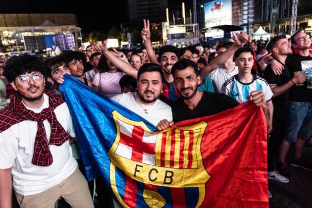 Spanien ist der neue Europameister! Mit einem packenden 2:1-Sieg im Finale der UEFA Euro 2024 setzte sich die spanische Nationalmannschaft gegen ihre Kontrahenten durch und sicherte sich den begehrten Titel. Rund 10.000 begeisterte Fans verfolgten das spannende Endspiel beim Public Viewing auf dem Augustusplatz in Leipzig. Vor dem Anpfiff sorgte Schlagerstar Dieter Thomas Kuhn mit einem mitreißenden Auftritt für beste Stimmung unter den Zuschauern. Das Event verlief friedlich und in ausgelassener Atmosphäre. Nach dem Schlusspfiff brachen die spanischen Fans in frenetischen Jubel aus und feierten ihre Mannschaft bis in die späten Stunden. Die Fanzone am Augustusplatz verwandelte sich in ein Meer aus Rot und Gelb, während die Anhänger