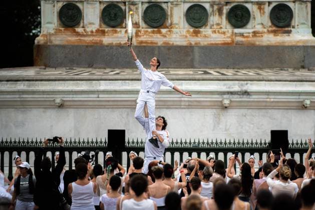 Bilder des Jahres 2024, News 07 Juli News Themen der Woche KW28 News Bilder des Tages July 14, 2024, Paris, France: Torch bearers perform a dance as the Olympic Torch travels through Place de la Bastille, making its way through Paris. The Olympic Torch enters Paris on the national holiday Bastille Day , and is paraded through different parts of the city over the weekend. Paris France - ZUMAs197 20240714_aaa_s197_160 Copyright: xJayxKoglerx