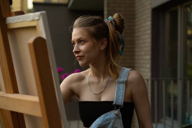 Creative Highlights Symbolbilder Woman artist paints on canvas, oil paints. Easel on terrace, summer. Minsk, Minsk Region, Belarus CR_YUKI24071465-1477778-01 ,model released, Symbolfoto