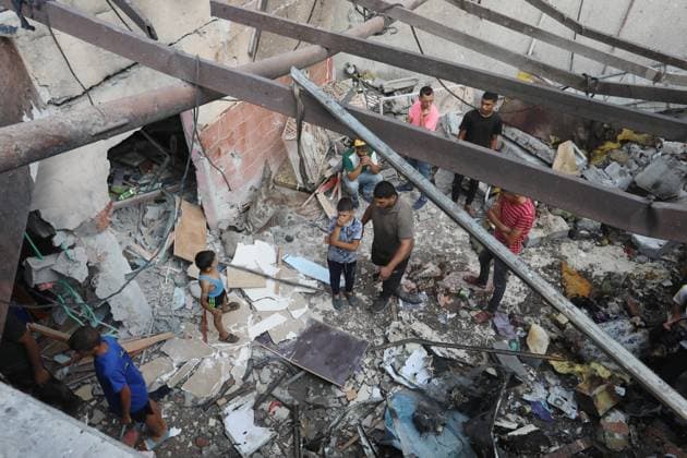 Bilder des Jahres 2024, News 07 Juli News Themen der Woche KW 29 News Bilder des Tages Palestinians inspect a house destroyed in an Israeli strike, amid the Israel-Hamas conflict, in Al- Maghazi refuge camp Palestinians inspect a house destroyed in an Israeli strike, amid the Israel-Hamas conflict, in Al- Maghazi refuge camp, in the central Gaza Strip, July 15, 2024. Photo by Omar Ashtawy apaimages Maghazi Gaza Strip Palestinian Territory 150724_Maghazi_OSH_00(17) Copyright: xapaimagesxOmarxAshtawyx xapaimagesx