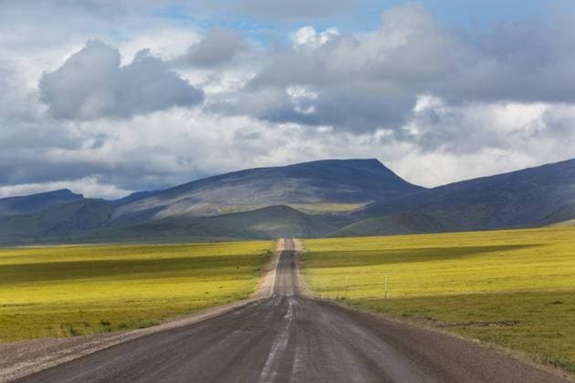 Endless Dempster Highway near the arctic circle, remote gravel road leading from Dawson City to Inuvik, Canada ,model released, Symbolfoto