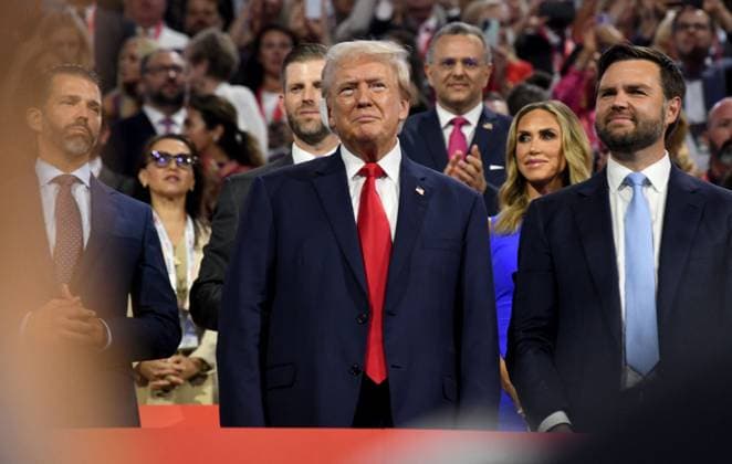 News Themen der Woche KW 29 News Bilder des Tages July 15, 2024, Milwaukee, Wisconsin, USA: Republican presidential nominee DONALD J. TRUMP came to the Republican National Convention at Fiserv Forum in Milwaukee, Wisconsin Monday July 15, 2024 at the end of the conventionÃ¢â‚¬â ¢s first day. He is with his vice presidential nominee, JD VANCE, right. TRUMPÃ¢â‚¬â ¢s right ear is bandaged after being grazed during SaturdayÃ¢â‚¬â ¢s assassination attempt. DONALD TRUMP JR., ERIC TRUMP and LARA TRUMP are behind them. Milwaukee USA - ZUMAh154 20240715_znp_h154_012 Copyright: xMarkxHertzbergx
