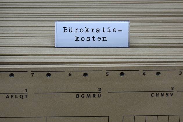 Hängeregister und Bürokratiekosten Hängeregister und Bürokratiekosten, 16.07.2024, Borkwalde, Brandenburg, An einem Hängeregister befindet sich der Schriftzug Bürokratiekosten. *** Suspension registers and bureaucratic costs Suspension registers and bureaucratic costs, 16 07 2024, Borkwalde, Brandenburg, One suspension register bears the inscription Bürokratiekosten (bureaucratic costs)