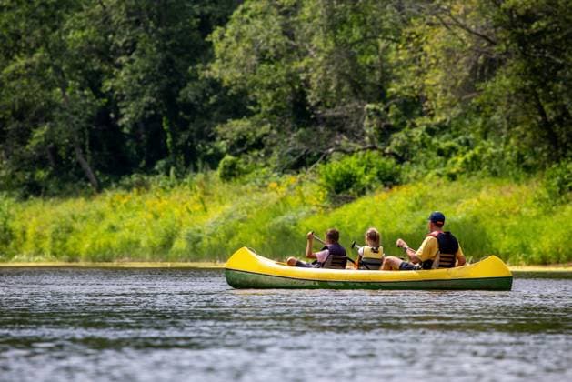 Family in yellow kayak drives on the river. People boating on river Gauja in Latvia, peacefull nature scene. By boat through the river. Boat trip along the Gauja River in Latvia. The Gauja is the longest river in Latvia, which is located only in the territory of Latvia. Length - 452 km. ,model released, Symbolfoto