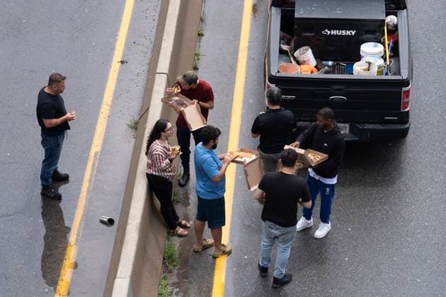 July 16, 2024, Toronto, On, Canada: Drivers share food as they are stranded due to flood waters blocking the Don Valley Parkway following heavy rain in Toronto, on Tuesday, July 16 2024. Toronto Canada  - ZUMAc35_ 20240716_zaf_c35_035 Copyright: xArlynxMcadoreyx
