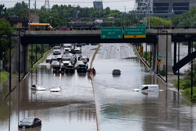 News Bilder des Tages July 16, 2024, Toronto, On, Canada: Cars are partially submerged in flood waters in the Don Valley following heavy rain in Toronto, on Tuesday, July 16 2024. Toronto Canada  - ZUMAc35_ 20240716_zaf_c35_036 Copyright: xArlynxMcadoreyx