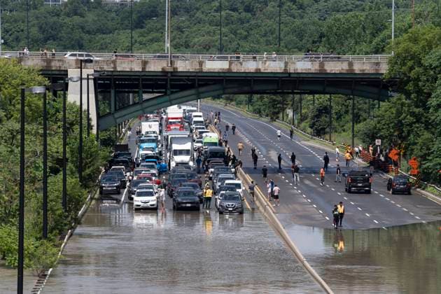 July 16, 2024, Toronto, On, Canada: Drivers are stranded due to flood waters blocking the Don Valley Parkway following heavy rain in Toronto, on Tuesday, July 16 2024. Toronto Canada  - ZUMAc35_ 20240716_zaf_c35_037 Copyright: xArlynxMcadoreyx