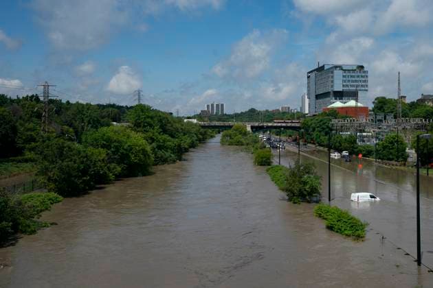 July 16, 2024, Toronto, On, Canada: The Don River overflows causing flooding surrounding on roads following heavy rain in Toronto, on Tuesday, July 16 2024. Toronto Canada  - ZUMAc35_ 20240716_zaf_c35_048 Copyright: xArlynxMcadoreyx