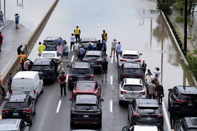 July 16, 2024, Toronto, On, Canada: Drivers are stranded due to flood waters blocking the Don Valley Parkway following heavy rain in Toronto, on Tuesday, July 16 2024. Toronto Canada  - ZUMAc35_ 20240716_zaf_c35_034 Copyright: xArlynxMcadoreyx