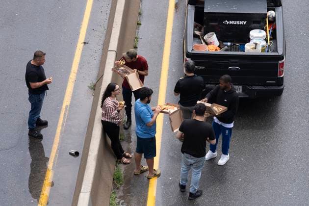 July 16, 2024, Toronto, On, Canada: Drivers share food as they are stranded due to flood waters blocking the Don Valley Parkway following heavy rain in Toronto, on Tuesday, July 16 2024. Toronto Canada  - ZUMAc35_ 20240716_zaf_c35_104 Copyright: xArlynxMcadoreyx