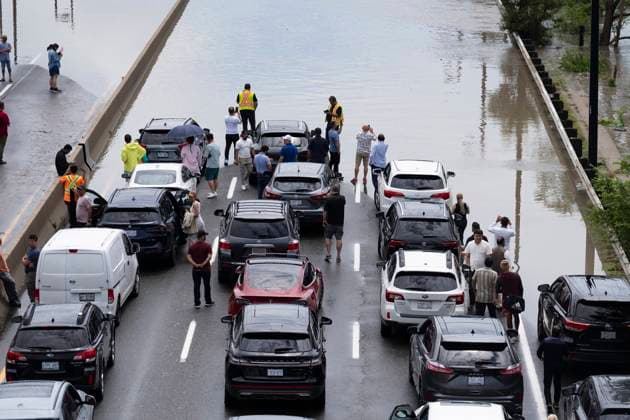 July 16, 2024, Toronto, On, Canada: Drivers are stranded due to flood waters blocking the Don Valley Parkway following heavy rain in Toronto, on Tuesday, July 16 2024. Toronto Canada  - ZUMAc35_ 20240716_zaf_c35_115 Copyright: xArlynxMcadoreyx