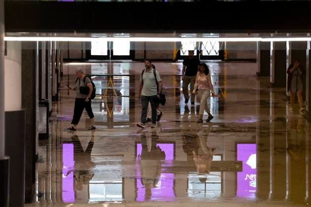 July 16, 2024, Toronto, On, Canada: People make their way through Union Station during a flood following heavy rain in Toronto, on Tuesday, July 16 2024. Toronto Canada  - ZUMAc35_ 20240716_zaf_c35_124 Copyright: xArlynxMcadoreyx