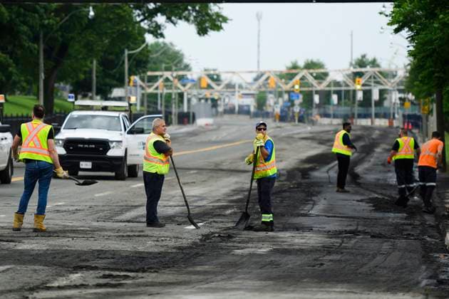 July 16, 2024, Toronto, On, Canada: City crews clean up debris on Lake Shore Blvd., after heavy rain caused flooding, in Toronto on Tuesday, July 16, 2024. Toronto Canada  - ZUMAc35_ 20240716_zaf_c35_125 Copyright: xChristopherxKatsarovx