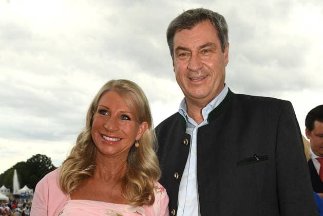 News Themen der Woche KW 29 News Bilder des Tages Karin und Markus Soeder beim Sommerempfang vom Bayerischen Landtag am 16.07.2024 auf Schloss Schleissheim bei Muenchen Sommerempfang 2024 vom Bayerischen Landtag auf Schloss Schleissheim bei Muenchen *** Karin and Markus Soeder at the summer reception of the Bavarian State Parliament on 16 July 2024 at Schleissheim Castle near Munich Summer reception 2024 of the Bavarian State Parliament at Schleissheim Castle near Munich 