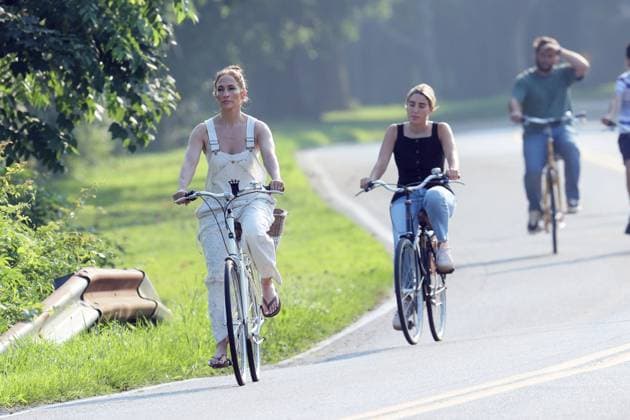 Entertainment Themen der Woche KW 29 Entertainment Bilder des Tages Jennifer Lopez is spotted on a leisurely bicycle ride in The Hamptons, New York Featuring: Jennifer Lopez Where: The Hamptons, New York, United States When: 16 Jul 2024 Credit: Matt Agudo INSTARimages EDITORIAL USE ONLY. NOT FOR USE BY NEWSPAPERS BASED IN THE UK. Copyright: xx instar53956261