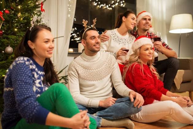 celebration and holidays concept - happy friends with glasses celebrating christmas at home party and drinking red wine. friends celebrating christmas and drinking wine ,model released, Symbolfoto