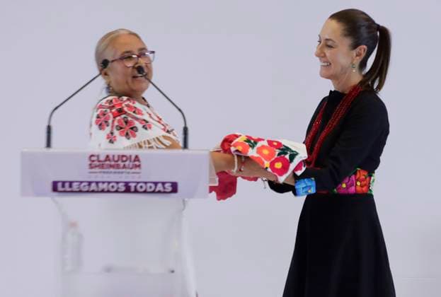 Claudia Sheinbaum, Mexico s Virtual President-elect, Announces Pension For Women From 60 To 64 Years Old Claudia Sheinbaum, Mexico s virtual president-elect, is receiving a gift from women representatives of indigenous communities and is spending time with women aged 60 to 64 from various fields at the Museo de la Ciudad in Mexico City, Mexico, where she is announcing that a pension will be granted for this age group at the beginning of 2025. Mexico City Mexico City Mexico  Copyright: xGerardoxVieyrax originalFilename: vieyra-notitle240716_np8gx.jpg