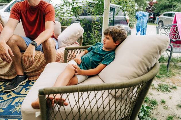 IMAGO Creative, Sommer, Sommertage im Garten Father and son relaxing on the patio, enjoying a summer day. Falmouth, Massachusetts, United States R_FKNH240712-1484016-01 ,model released, Symbolfoto