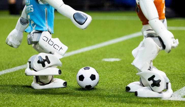News Bilder des Tages EINDHOVEN - Robots on the football field during a practice day in the run-up to the World Cup for Robots: RoboCup 2024. Universities and technology companies from all over the world show what their robots can do in various disciplines. ANP IRIS VAN DEN BROEK netherlands out - belgium out  Copyright: xx x503647577x originalFilename: 503647577.jpg