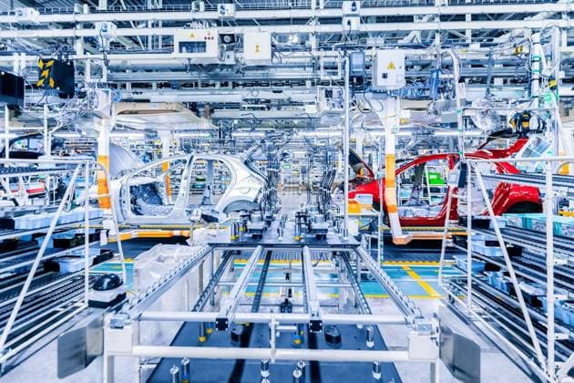 Assembling cars on conveyor line, Assembling cars on conveyor line in a car plant, Assembling cars on conveyor line in a car plant, 13.06.2023, Copyright: xzhuzhux Panthermedia35171171.jpg