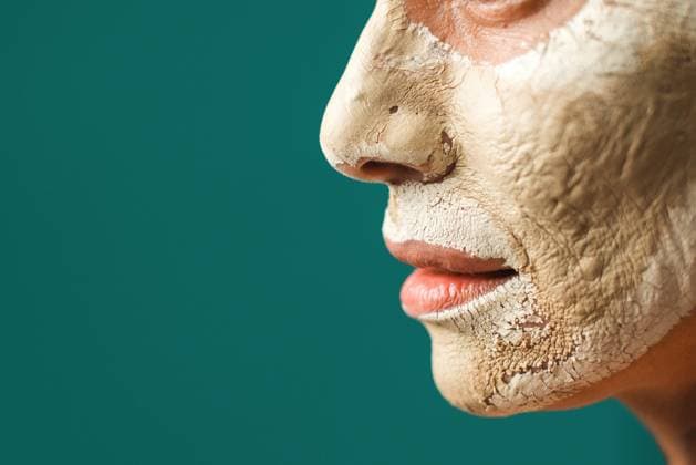 Creative Highlights Symbolbilder Crop woman with clay mask Crop female with cleansing clay mask on face during skin care procedure against blue background Model Released GabrielTrujillo_ID15832_481895_001 Copyright: xx