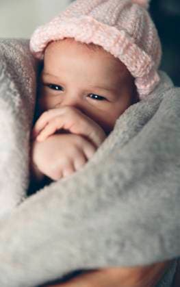 Creative Highlights Symbolbilder Baby girl wrapped in a blanket Portrait of newborn baby girl with wool cap wrapped in a blanket Model Released DavidPereiras_ID23007_669005_022 Copyright: xDavidxPereirasx