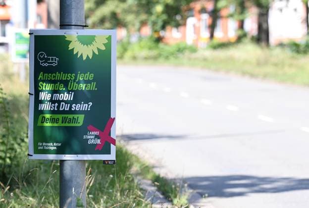 Wahlplakate 16.07.2024, Erfurt, Wahlplakate zur Landtagswahl am 01.09.2024 in Thueringen im Bild: Wahlplakat Buendnis 90 Die Gruenen - Anschluss jede Stunde. Ueberall. Wie mobil willst Du sein? Deine Wahl. *** Election posters 16 07 2024, Erfurt, election posters for the state election on 01 09 2024 in Thuringia in the picture election poster Buendnis 90 Die Gruenen connection every hour everywhere How mobile do you want to be Your choice