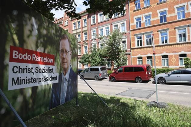 Wahlplakate 16.07.2024, Erfurt, Wahlplakate zur Landtagswahl am 01.09.2024 in Thueringen im Bild: Grossflaechenplakat Die LINKE - Bodo Ramelow Christ, Sozialist, Ministerpraesident *** Election posters 16 07 2024, Erfurt, election posters for the state election on 01 09 2024 in Thuringia in the picture large poster The LINKE Bodo Ramelow Christian, Socialist, State Premier