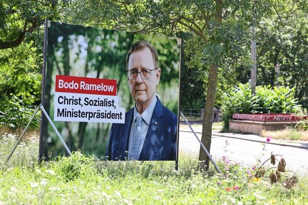 Wahlplakate 16.07.2024, Erfurt, Wahlplakate zur Landtagswahl am 01.09.2024 in Thueringen im Bild: Grossflaechenplakat Die LINKE - Bodo Ramelow Christ, Sozialist, Ministerpraesident *** Election posters 16 07 2024, Erfurt, election posters for the state election on 01 09 2024 in Thuringia in the picture large poster The LINKE Bodo Ramelow Christian, Socialist, State Premier