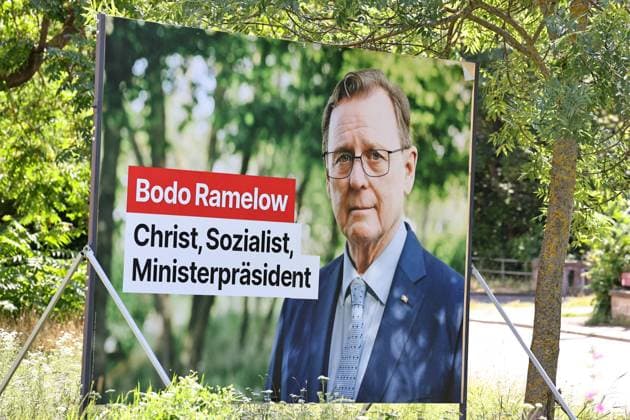 Wahlplakate 16.07.2024, Erfurt, Wahlplakate zur Landtagswahl am 01.09.2024 in Thueringen im Bild: Grossflaechenplakat Die LINKE - Bodo Ramelow Christ, Sozialist, Ministerpraesident *** Election posters 16 07 2024, Erfurt, election posters for the state election on 01 09 2024 in Thuringia in the picture large poster The LINKE Bodo Ramelow Christian, Socialist, State Premier